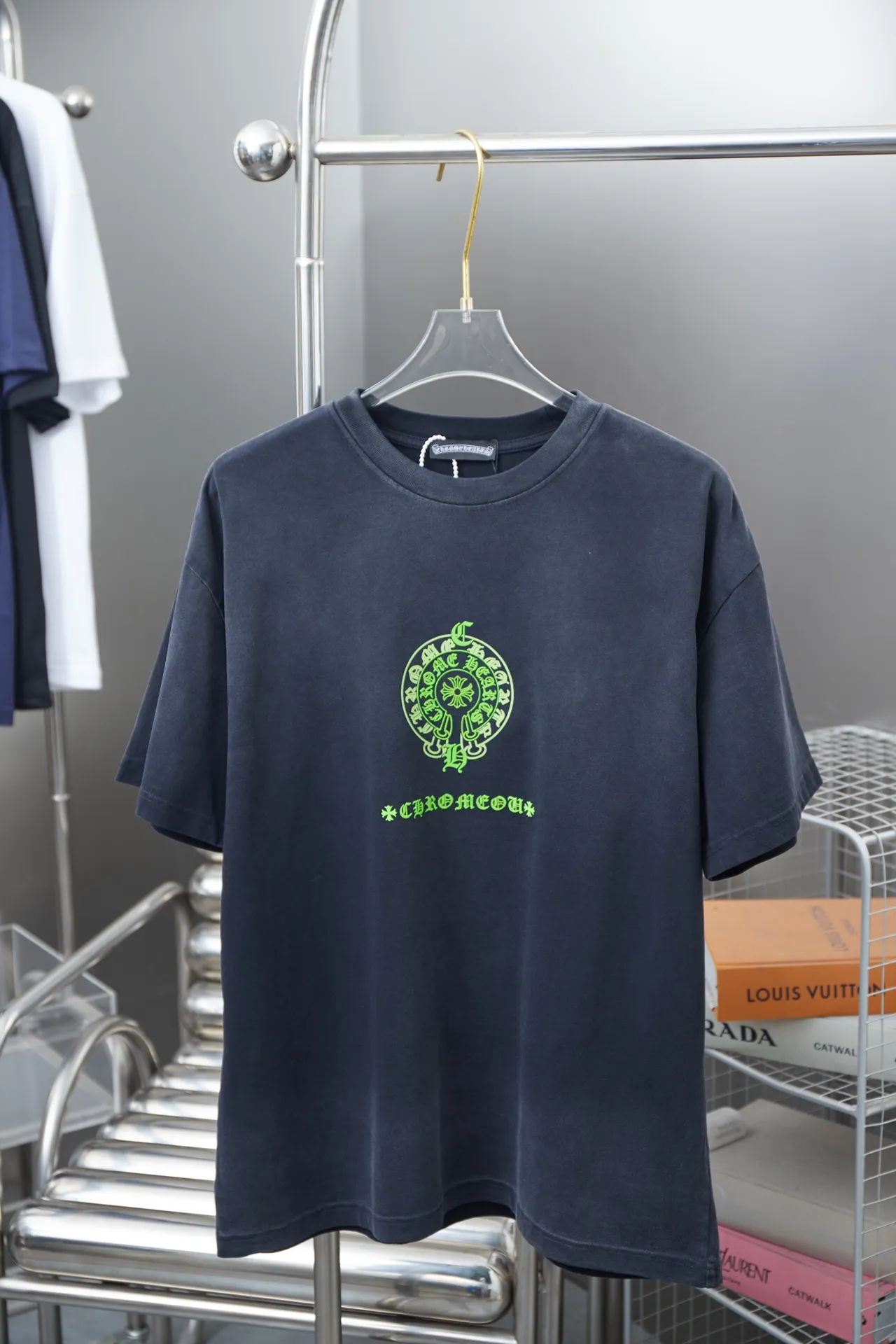 🅿️220 Chrome Hearte 25SS early spring new style Chrome Hearte flocked contrasting letter logo printed short sleeves Light luxury essential item for daily commuting for men and women Correct version Welcome to compare Detailed features · 280g 100% pure cotton double yarn jersey fabric · Custom dyed in the same cylinder, special thickened 32 count double-ply 1X1 thread · Hand-painted printing ➕ flocked letter printing process. Ready-to-wear dyeing Then do the faded fried snowflake process, then wash it to make it look old. Common washing improves the effect · Double-needle stitching across seams · Original main mark, washed tag, branded moisture-proof paper packaging Color: black/blue/khaki/green Size: S/M/L/XL
